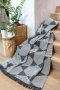 Bavlněná deka, kombinace šedé ve více odstínech a bílé barvy, moderní geometrický motiv, hexagon - šestiúhelníky