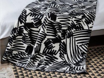Luxusní bavlněná deka 150 x 200 cm černá, bílá, abstraktní, geometrický vzor 1703-2 Polášek