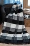 Bavlněná deka, kombinace černé, šedé a bílé barvy, moderní káro vzor, kostky, geometrický motiv